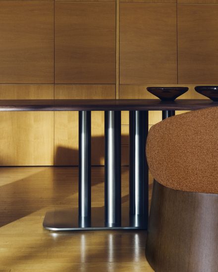 Стол Melvar из орехового шпона с основанием из матовой нержавеющей стали 220 x 110