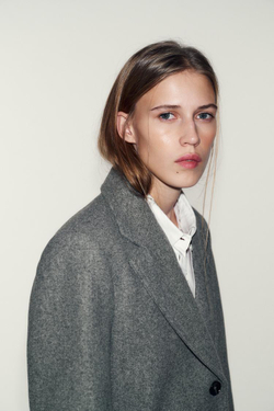 ZARA МЯГКОЕ ПАЛЬТО С ПОДПЛЕЧНИКАМИ, СЕРЫЙ