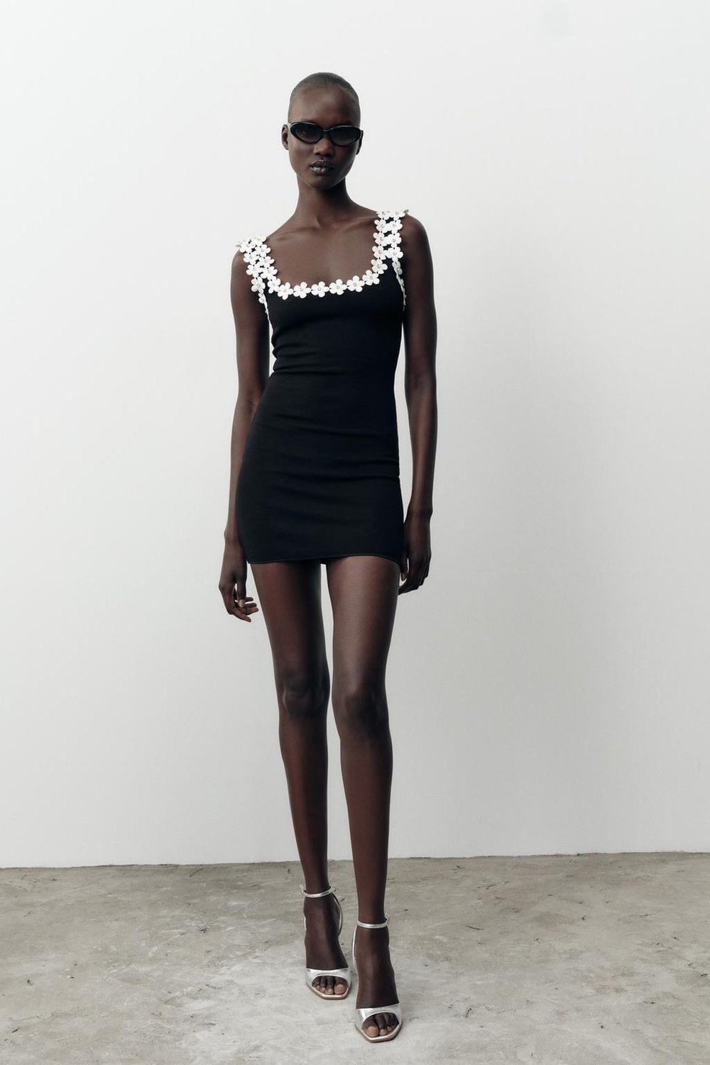 ZARA ПЛАТЬЕ-СТРЕЙЧ С ЦВЕТОЧНОЙ ОТДЕЛКОЙ, ЧЕРНЫЙ