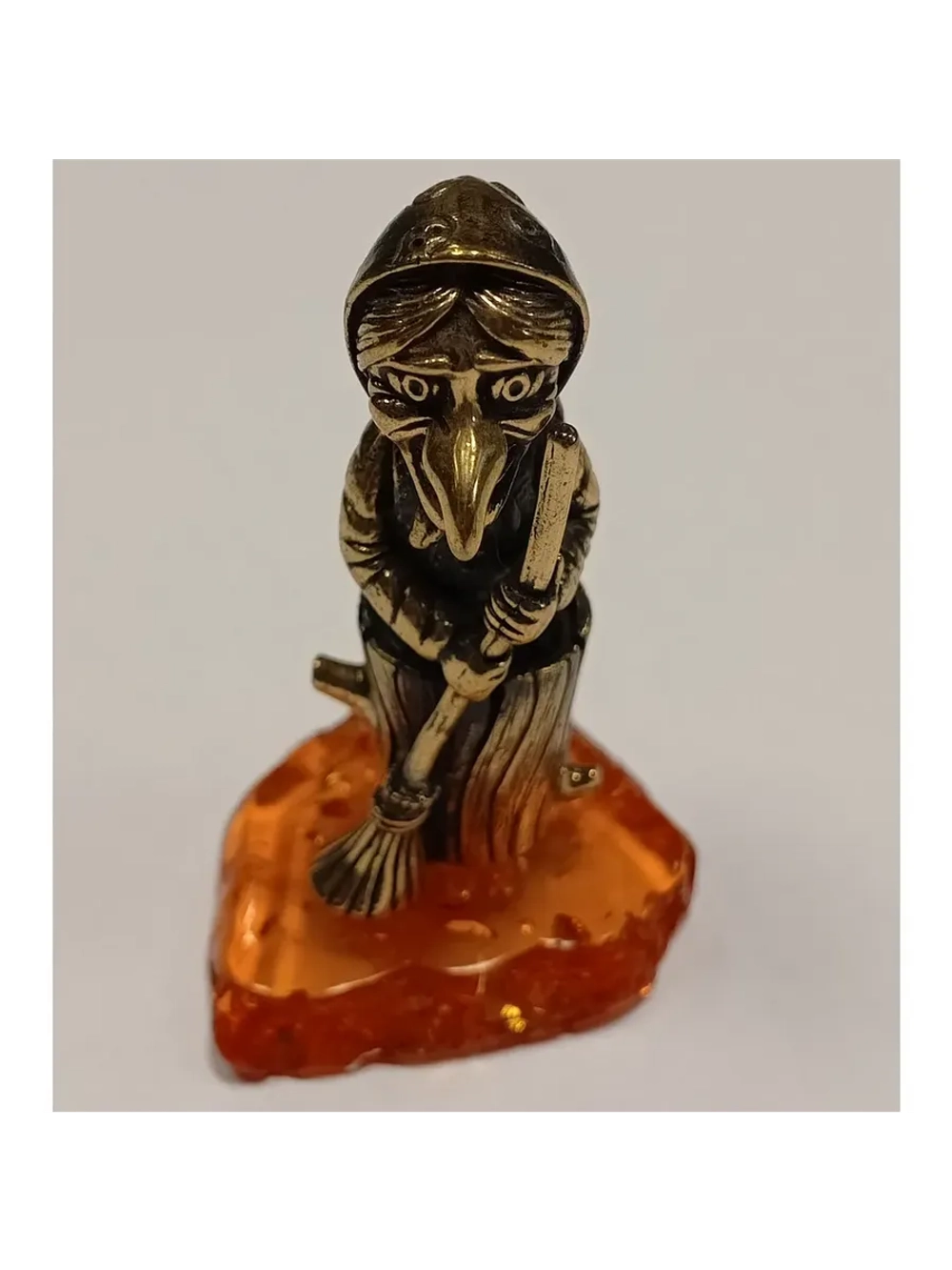 Бронзовая статуэтка на янтаре