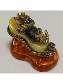 Бронзовая статуэтка на янтаре
