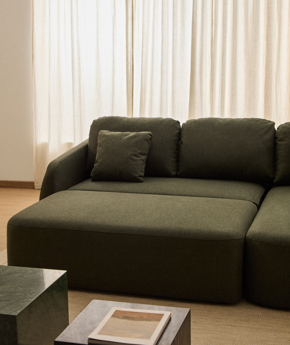 Трехместный диван-кровать Laira с правым шезлонгом из темно-зеленого шенилла 246  см
