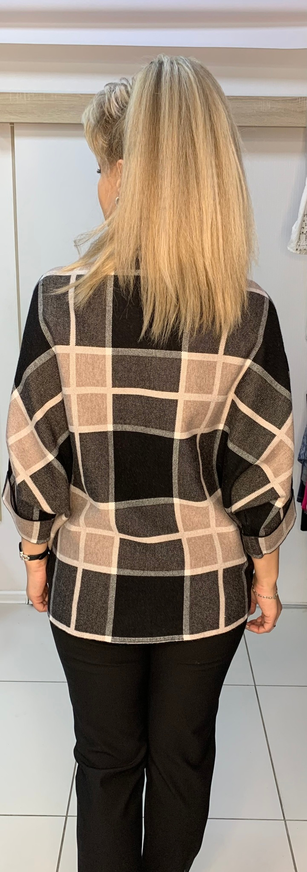 Джемпер в бежево-коричневую клетку