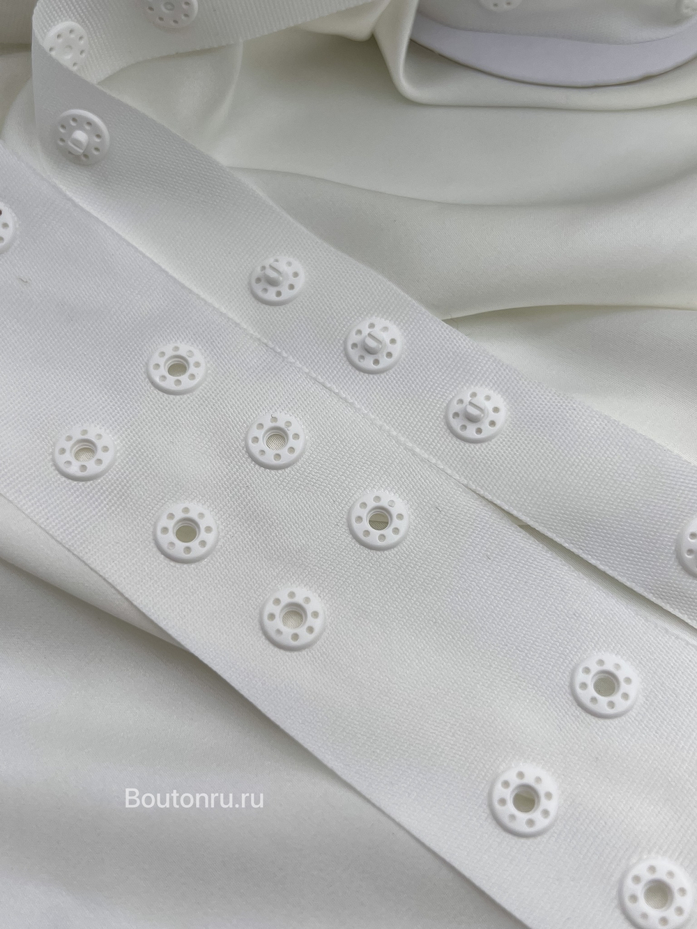 Тесьма с кнопками белая широкая