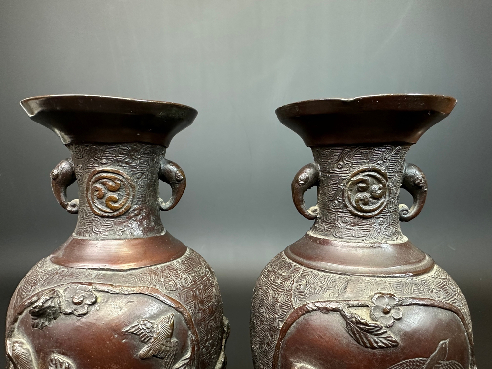 Пара старинных японских бронзовых ваз