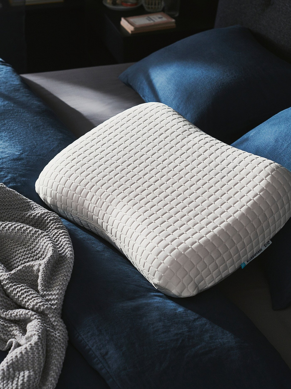 IKEA KLUBBSPORRE  (ИКЕА КЛУББСПОРРЕ)  -  Эргономичная подушка, для сна на боку/спине, 44x56 см