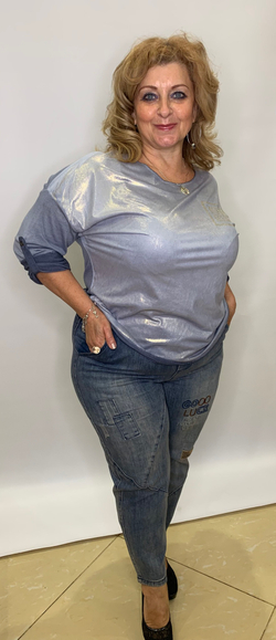 Синие джинсы-момы с выбелением и нашивками