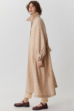 Объемный плащ из бежевого жаккарда