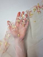 Вышивка на сетке цветы на молочном левая К171