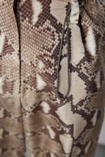 Брюки на резинке из плащевки Стелла Маккартни со змеиным принтом