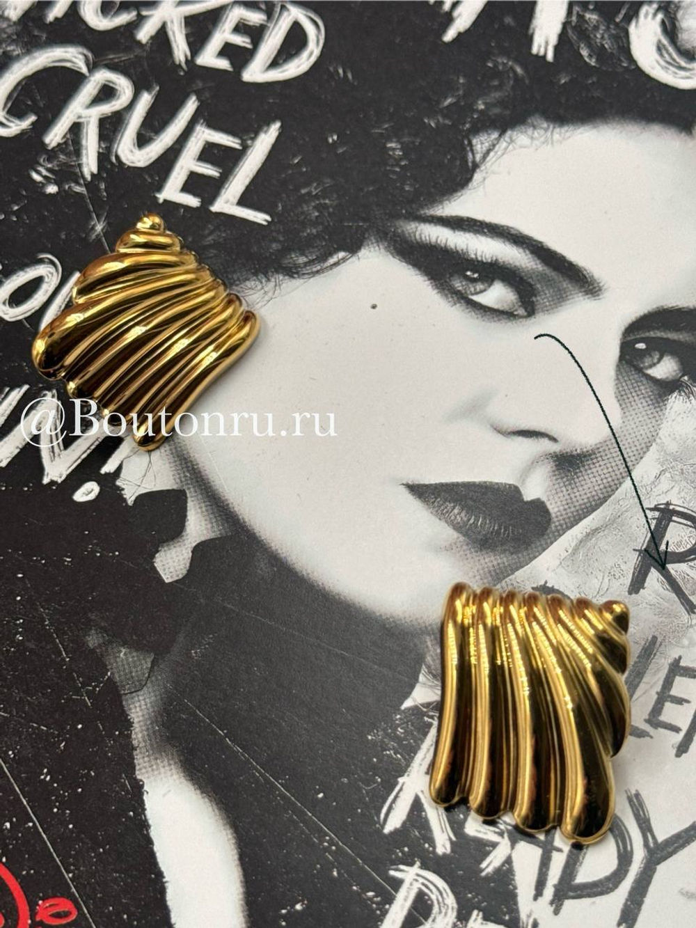 Серьги золотистые прямоугольные с объемным узором