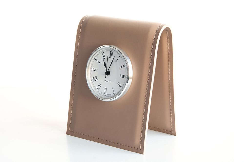 ЧАСЫ D85 на подставке BUVARDO БИЗНЕС из кожи цвет CAFE LATTE