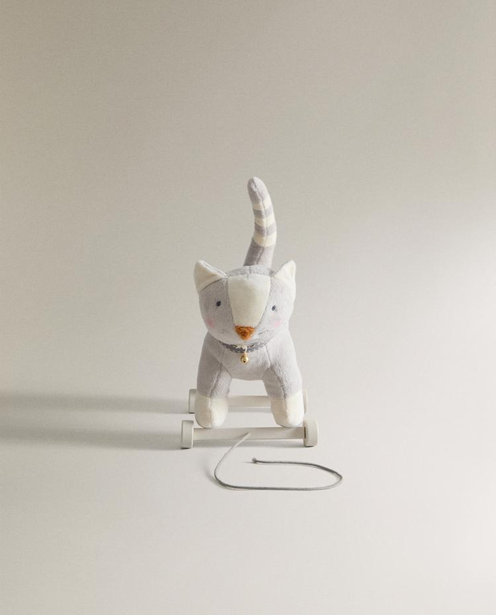 ZARA HOME МЯГКАЯ ИГРУШКА КОТЕНОК НА КОЛЁСИКАХ, СЕРЫЙ