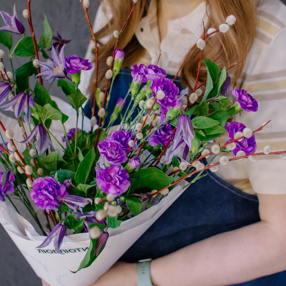 160. Яркий весенний букет с гвоздикой, клематисом и веточками вербы