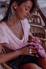 Браслет «Клевер» на цепочке из белого жемчуга