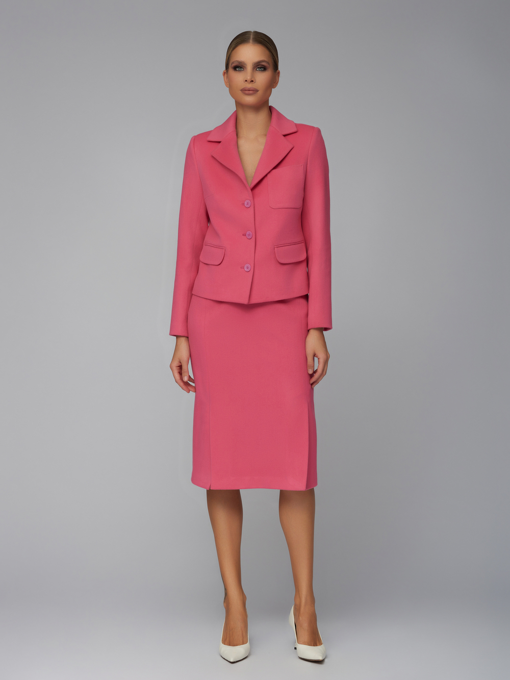 Женский розовый костюм с прямой юбкой
