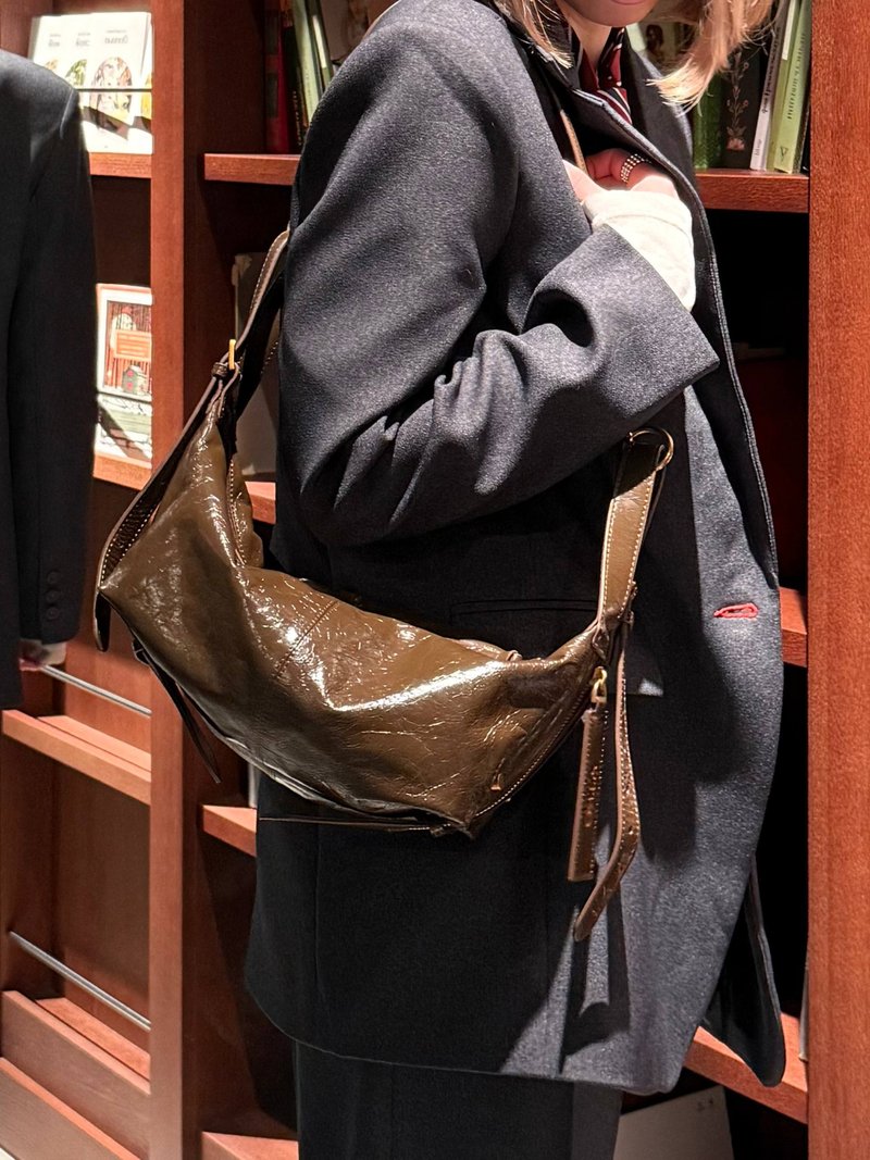 TYRA крем-шоколад - царапина вдоль шва 47