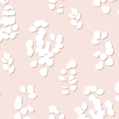 Белые листья эвкалипта на бежевом