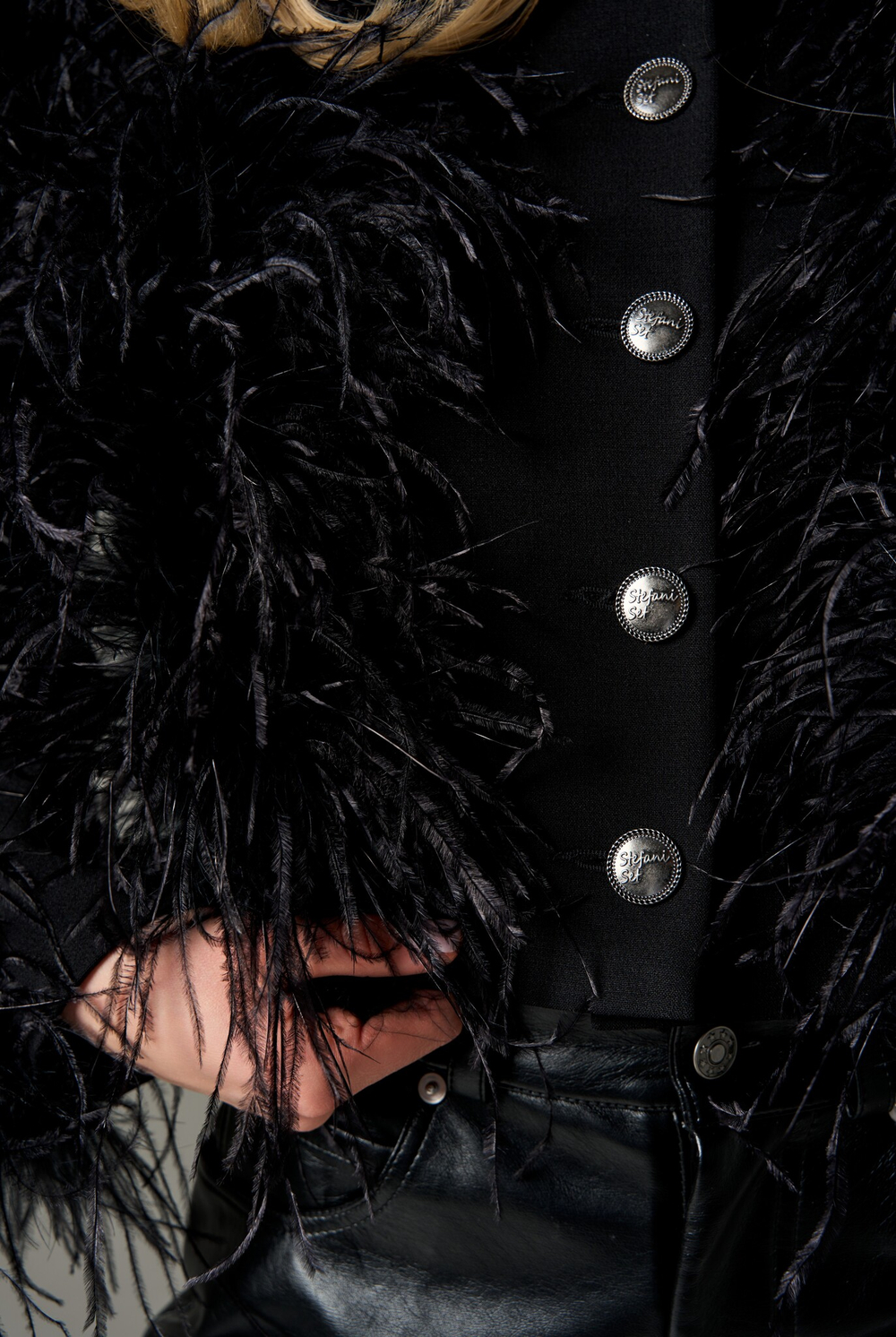 Жакет мини из крепа с перьями на груди и рукавах, черный