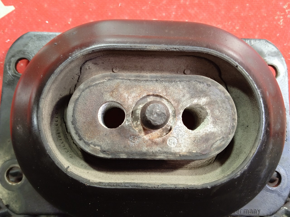 Подушка двигателя передняя