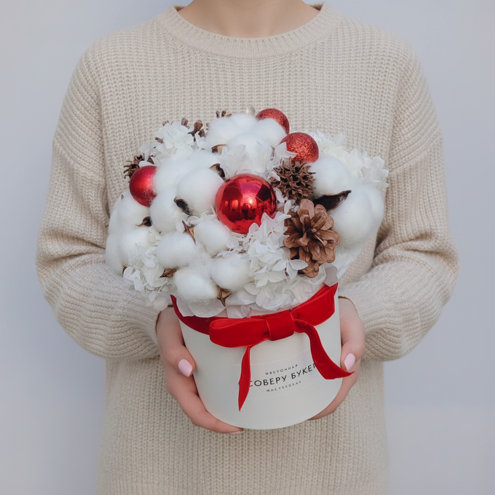 Новогодняя композиция из хлопка, сухоцветов и ёлочных украшений