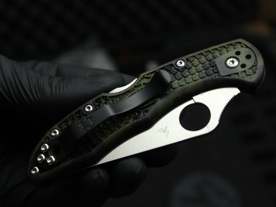 Складной нож Spyderco Delica 4 C11ZFPGR c клинком из стали VG-10, рукоять FRN
