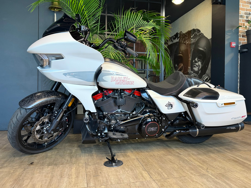 CVO Road Glide ST, 2024 White