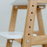 Растущий стул: натуральный дуб, белое сиденье