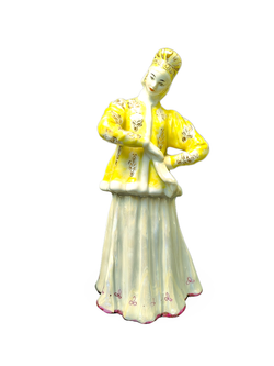 Фарфоровая статуэтка "Лебёдушка" в желтой шубке (Дулево)