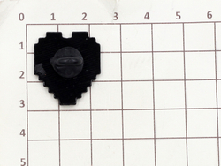 Металлический значок "Сердечко Пиксель" 2*2.5 см