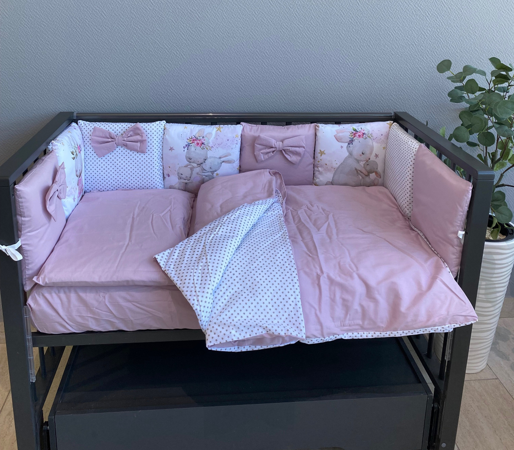 Комплект в кроватку 18 предметов "Семейные кролики", розовый сатин