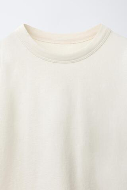 ZARA КОМПЛЕКТ ИЗ ФУТБОЛКИ И БЕРМУД, ЭКРЮ