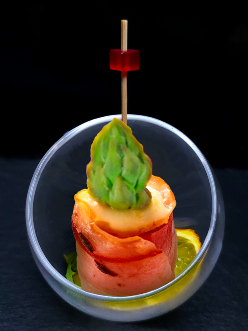 Канапе со спаржей, беконом и сливочным сыром