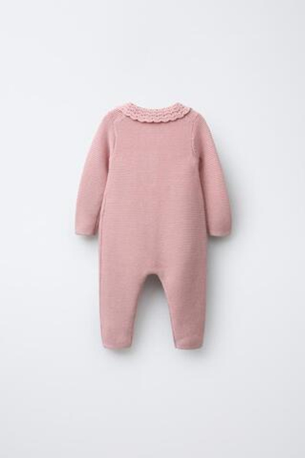 ZARA ВЯЗАНЫЙ КОМБИНЕЗОН С КРУЖЕВОМ КРОШЕ, МЯГКИЙ РОЗОВЫЙ