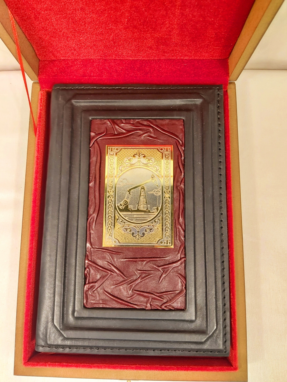 Ежедневник "Нефть/Подарок нефтянику" (златоустовская гравюра) из натуральной кожи со съемной обложкой  в футляре