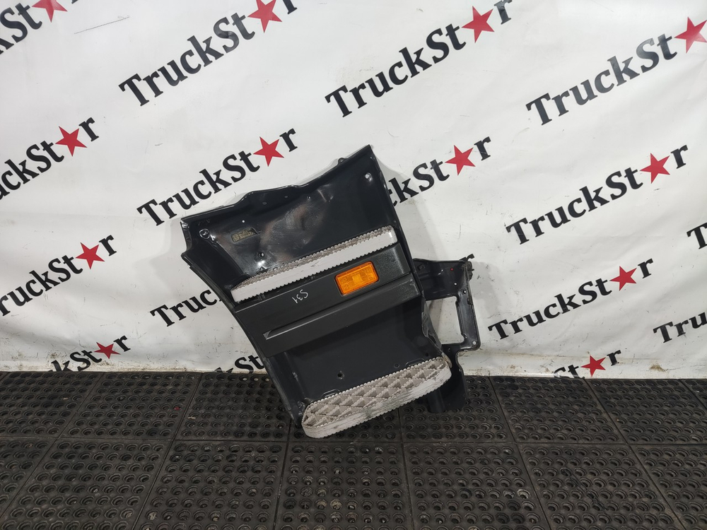 Корпус подножек правый