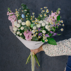 172. Ароматный весенний букет с маттиолой и ромашками