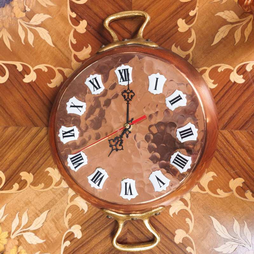 Настенные винтажные часы и настольный будильник