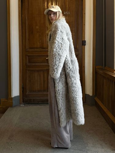 Длинная серая шуба из овчины