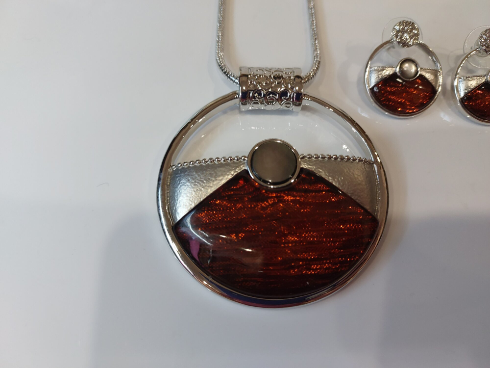 Комплект бижутерии. Набор, колье и серьги "Око Саурона " . С регулируемым размером цепи.