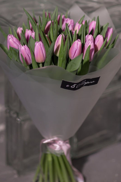 Элегантный букет из сиреневых тюльпанов от Флора Маркет