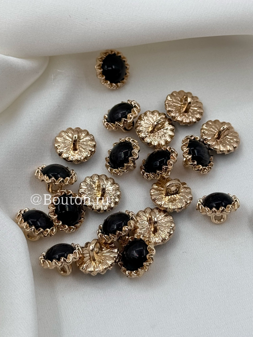 Пуговицы ажурные золотистые на ножке с черным камнем луна