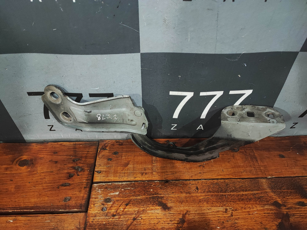 Петля капота правая Ford Focus 3, Kuga 2 (CBS) 11-19 Б/У Оригинал BM51A16800AD