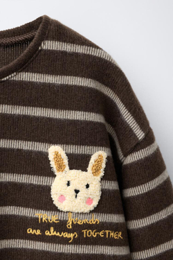 ZARA ФУТБОЛКА ИЗ МЯГКОЙ ТКАНИ В ПОЛОСКУ С МАХРОВОЙ НАШИВКОЙ «КРОЛИК», ТЕМНО-КОРИЧНЕВЫЙ