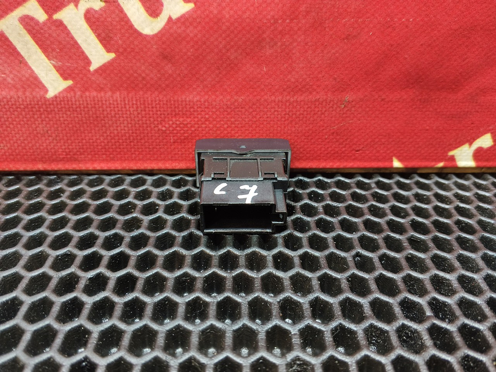 Кнопка стеклоподъемника левого