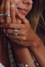 Кольцо «Мозаик» с овальным лабрадоритом и сердечком белый циркон