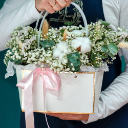 Сумка белой гипсофилы с хлопком и эвкалиптом