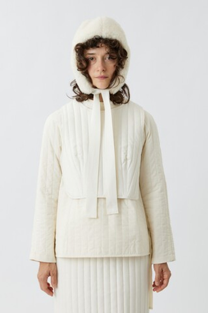 Белая шапка на завязках