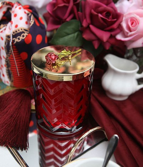 Большая красная свеча "ёлочка" с золотым цветком и платком, Cote Noire