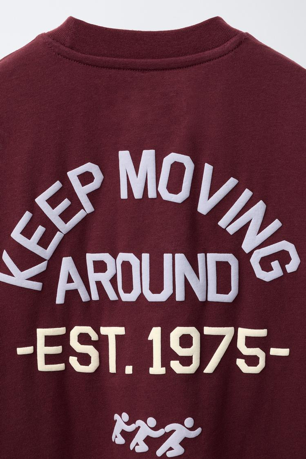 ZARA ФУТБОЛКА В СТИЛЕ ПРЕППИ С РЕЛЬЕФНОЙ НАДПИСЬЮ, ГРАНАТОВЫЙ